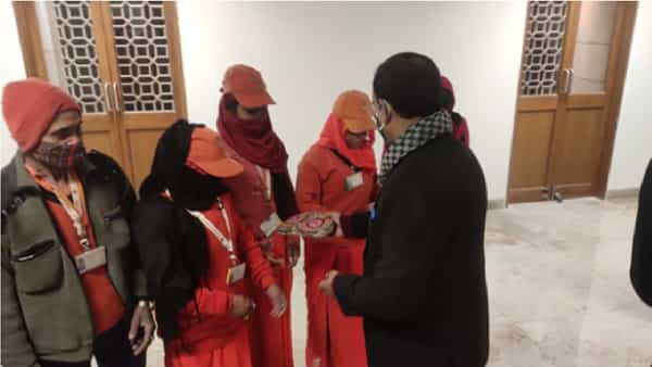 पंतप्रधान नरेंद्र मोदी यांनी काशी विश्वनाथ धाम येथे काम करणाऱ्या कर्मचाऱ्यांना चप्पल भेट म्हणून दिली. मोदी यांनी मंदिरातील कर्मचाऱ्यांना तब्बल ज्यूटपासून तयार केलेले 100 चप्पल भेट म्हणून दिले.