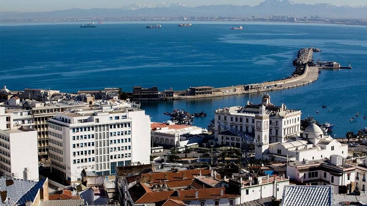 ल्जीयर्स: हे शहर अल्जेरियाची राजधानी आहे. सर्वात स्वस्त शहरांच्या यादीमध्ये हे शहर प्रथम स्थानावर आहे. दरवर्षी लाखो पर्यटक अल्जीयर्सला भेट देत असतात. हे शहर प्रामुख्याने इथे असलेल्या प्राचिन काळातील महालांसाठी आणि व्हाईट बिल्डिंग्ससाठी ओळखले जाते. 