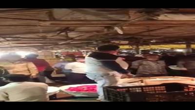 Kalyan : प्लास्टिक पिशवी कारवाईसाठी गेलेल्या पथकावर कांदे फेकले, कल्याणच्या एपीएमसी मार्केटमधील धक्कादायक प्रकार