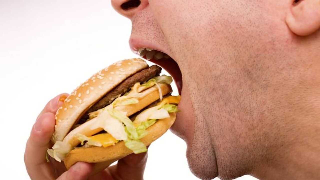 पिझ्झा, बर्गर खाताय तर सावधान; फास्ट फूडमुळे रोगप्रतिकारक शक्तीच शरीराला पोहोचवतीये हानी