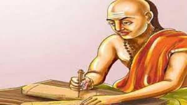 आचार्य चाणक्यांना त्यांच्या ज्ञानातून आणि अनुभवातून जे काही ज्ञात आणि समजले आहे, आचार्य चाणक्यांनी त्यांच्या चाणक्य नीतीमध्ये आपण आपले आयुष्य कसे जगायला हवे याबाबत सांगितले आहे.