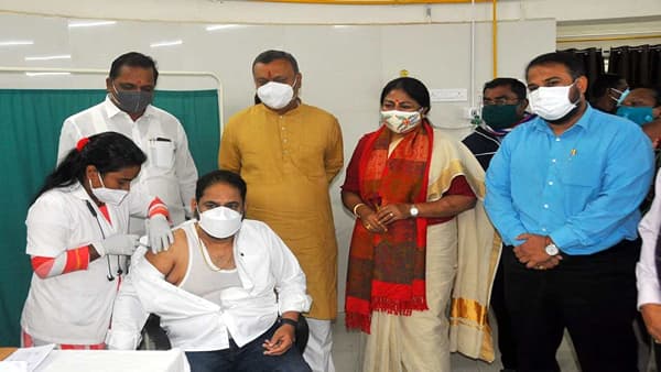 Nagpur | पालकमंत्री राऊतांनी घेतला बुस्टर डोज; आणखी कोणकोण आहेत बुस्टरसाठी फ्रंटलाईनवर?