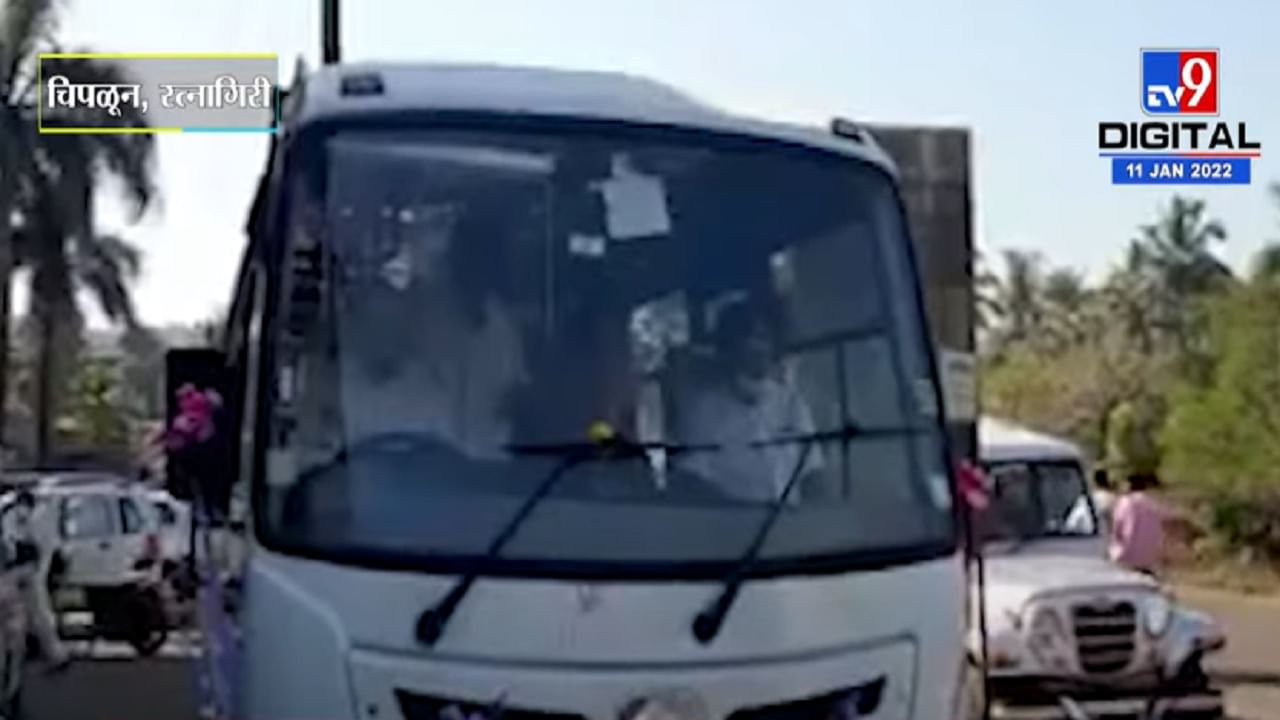 Ratnagiri | भास्कर जाधव यांच्या हाती बसची स्टेअरिंग, शहरात मारला फेरफटका