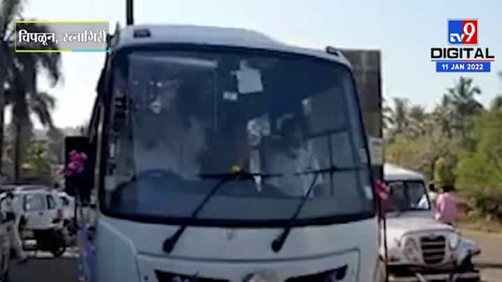 Ratnagiri | भास्कर जाधव यांच्या हाती बसची स्टेअरिंग, शहरात मारला फेरफटका Ratnagiri | भास्कर जाधव यांच्या हाती बसची स्टेअरिंग, शहरात मारला फेरफटका