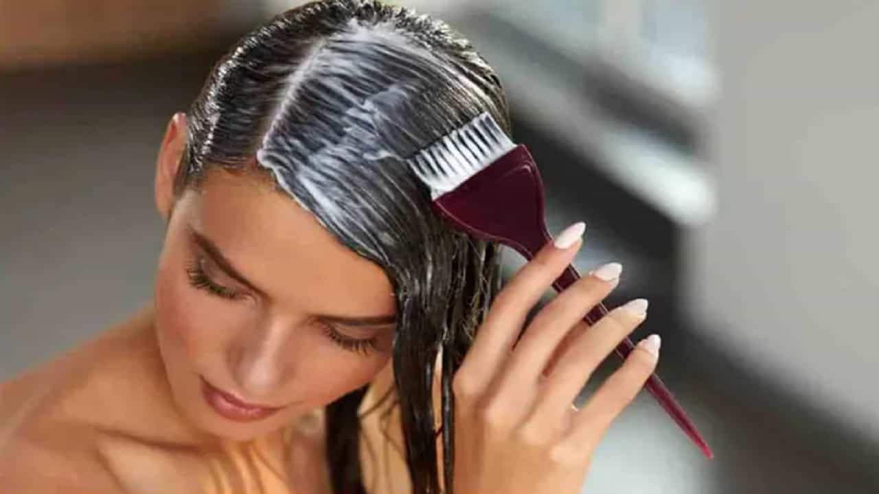 दूध आणि मधाचा खास मास्क बनवण्यासाठी तुम्हाला एक कप कच्चे दूध आणि एक चमचा मध लागेल. दूध आणि मध चांगले मिक्स करा आणि टाळूची मालिश करा. त्यानंतर 30 मिनिटे तसेच केसांवर हा मास्क राहूद्या. नंतर कोमट पाण्याने आपले केस धुवा.