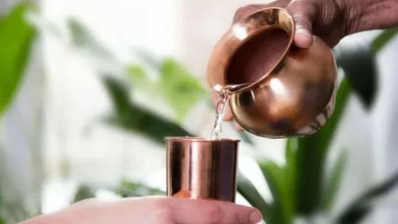 जर तुम्ही एखाद्या चांगल्या कामासाठी घर सोडत असाल तर तांब्याच्या भांड्यात साखर आणि पाणी मिसळा. घरातून बाहेर पडताना हे पाणी प्या. या उपायाने तुम्हाला काम मिळण्याची शक्यता प्रबळ होते असे मानले जाते.