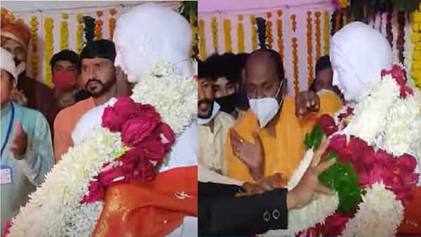 बुलडाणा : दरवर्षी 12 जानेवारी रोजी उत्साहाने साजरा होणारा जिजाऊ जन्मोत्सव यावर्षी साध्या पद्धतीने साजरा केला जातोय. 424 व्या जिजाऊ जन्मोत्सवाची सुरुवात सिंधखेडराजा येथील राजवाड्यातील जिजाऊंच्या पुतळ्याचे पूजन करून झाली आहे.