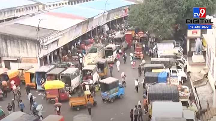 पुण्याच्या कृषी उत्पन्न बाजार समितीत मोठी गर्दी पुण्याच्या कृषी उत्पन्न बाजार समितीत मोठी गर्दी