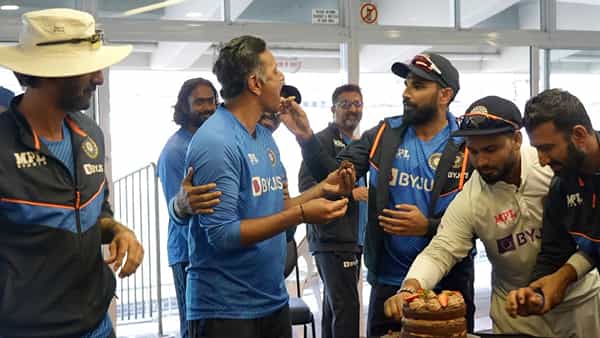 टीम इंडियाचे हेड कोच आणि भारताचे माजी क्रिकेटपटू राहुल द्रविड (Rahul Dravid) यांनी 11 जानेवारीला त्यांचा 49 वा वाढदिवस साजरा केला. यावेळी टीम दक्षिण आफ्रिकेत केपटाऊनमध्ये तिसरा कसोटी सामना खेळत होती. केपटाऊनमध्ये (Capetown test) पहिल्या दिवसाचा खेळ संपल्यानंतर टीमने आपल्या हेड कोचचा वाढदिवस साजरा केला.