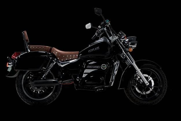 कोमाकी रेंजर मोटरसायकलचे डिझाईन कंपनीने आपल्या अधिकृत साइटवर पोस्ट केलेल्या व्हिडिओमध्ये उघड केले आहे, ज्यामध्ये बाईकचे डिझाइन स्पष्टपणे दिसत आहे. ही बाईक काहीशी बजाज अॅव्हेंजरसारखी दिसते.