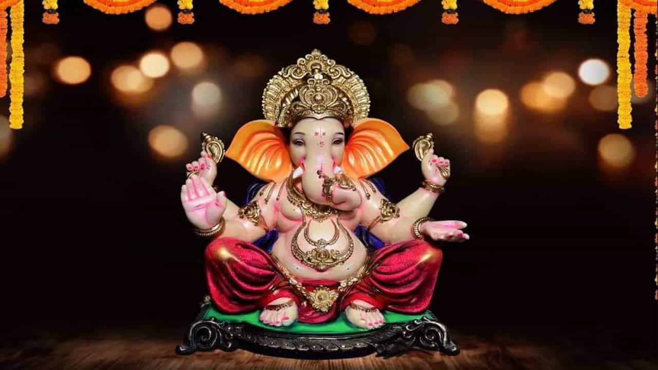 बुधवारी गणपतीच्या पूजेमध्ये त्याच्या आवडीचा प्रसाद म्हणजेच मोदक अर्पण करावा. जर तुम्हाला मोदक मिळत नसेल तर घरामध्ये गुळाच्या 21 गोळ्या बनवून दुर्वा सोबत गणपतीला अर्पण करा.