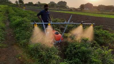 Start Up : शेतकऱ्याच्या मुलाने लावला स्वयंचलित फवारणी यंत्राचा शोध, 15 राज्यांमध्ये विस्तार अन् लाखोंची कमाई