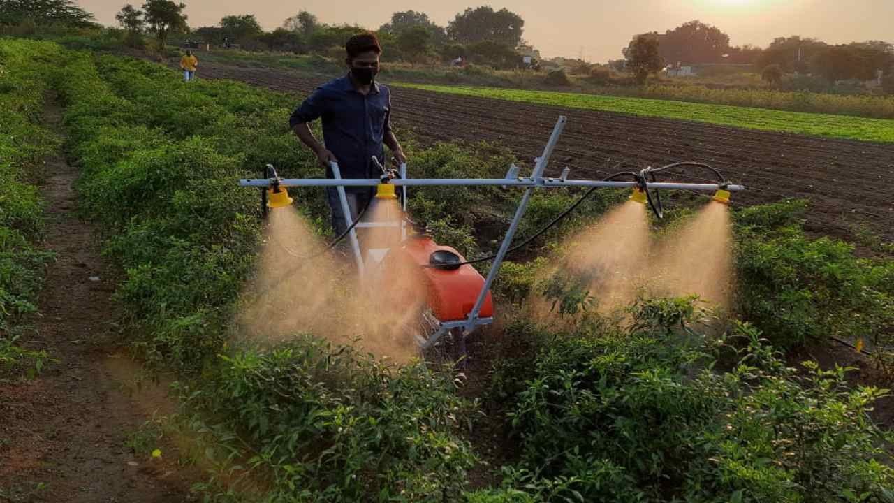 Start Up : शेतकऱ्याच्या मुलाने लावला स्वयंचलित फवारणी यंत्राचा शोध, 15 राज्यांमध्ये विस्तार अन् लाखोंची कमाई