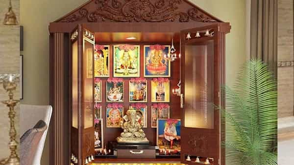 वास्तूनुसार मंदिर किंवा पूजा घर नेहमी उत्तर-पूर्व दिशेला असले पाहिजे आणि जेव्हा तुम्ही पूजा करता तेव्हा तुमचे तोंड पूर्व दिशेला असावे. जर पूर्वेकडे नसेल तर आपले तोंड पश्चिमेकडे ठेवा.