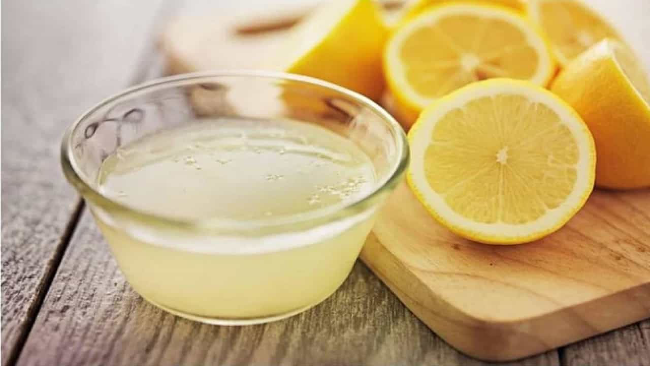 त्वचेचा काळेपणा दूर करण्यासाठी लिंबू खूप गुणकारी मानले जाते. 3 चमचे लिंबाच्या रसामध्ये थोडी साखर मिसळा आणि सुमारे 7 ते 10 मिनिटे अंडरआर्म्सवर लावा आणि मसाज करा.