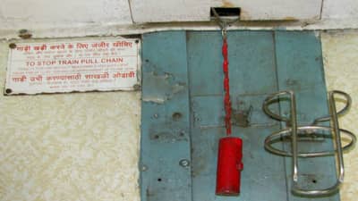 विनाकारण रेल्वेची साखळी ओढाल, सरकारी नोकरीला मुकाल; वाचा महत्वाचा नियम