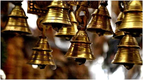 घंटेच्या आवाजामुळे नकारात्मक ऊर्जा दूर होते आणि सकारात्मकता एकत्रित होते. जागा शुद्ध होण्यास मदत होते. त्यामुळे घरातील मंदिरांमध्ये घंटा डाव्या बाजूला ठेवावी. त्याची फुलांनी पूजा करावी.