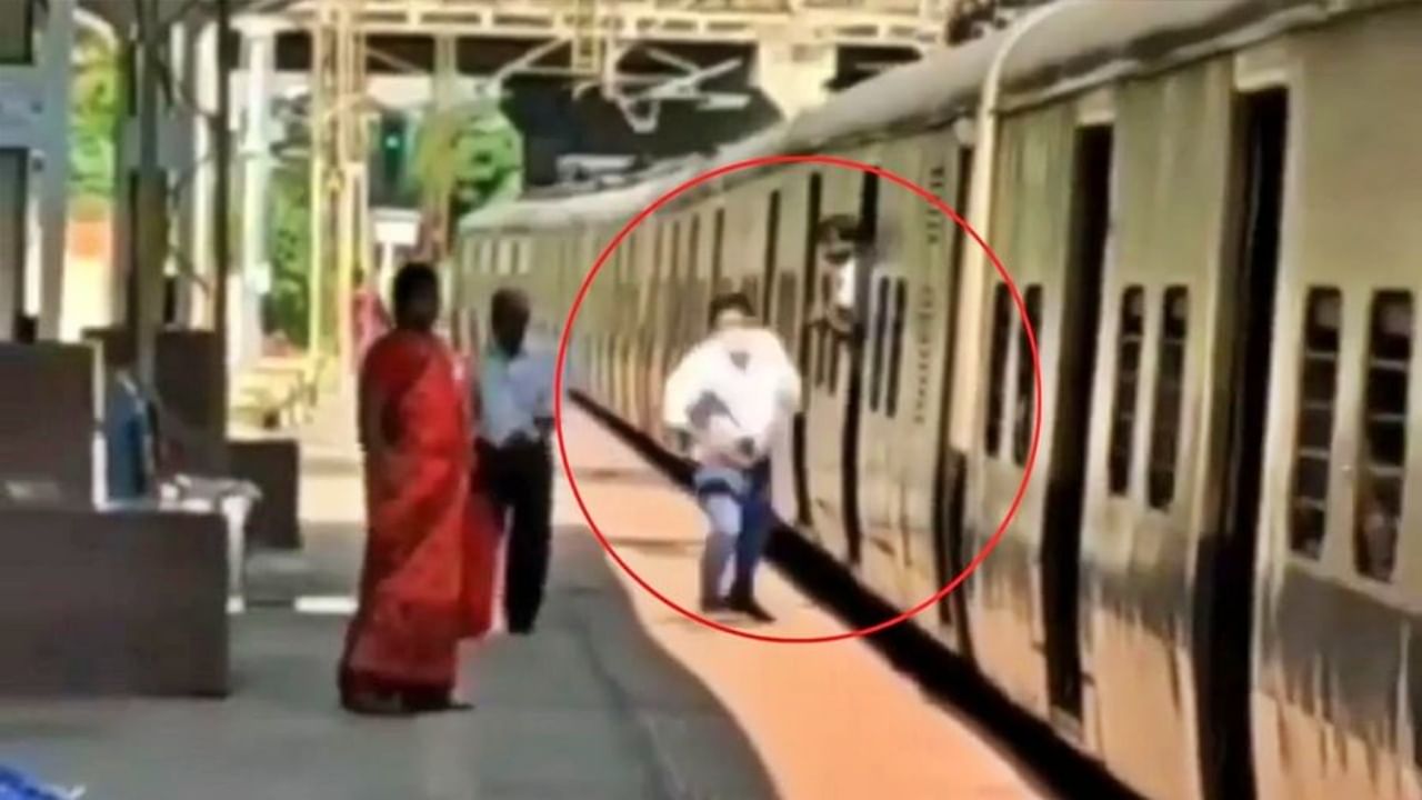 चोरट्यानं 'असा' हिसकावला प्रवाशाचा मोबाइल! 'हा' Viral Video पाहून तुम्हीही व्हा सावध चोरट्यानं 'असा' हिसकावला प्रवाशाचा मोबाइल! 'हा' Viral Video पाहून तुम्हीही व्हा सावध