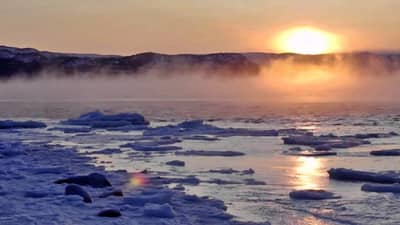 थंडीच्या दिवसात नदी आणि समुद्रातून धूर का येतो बाहेर? हे आहे त्यामागील कारण!!