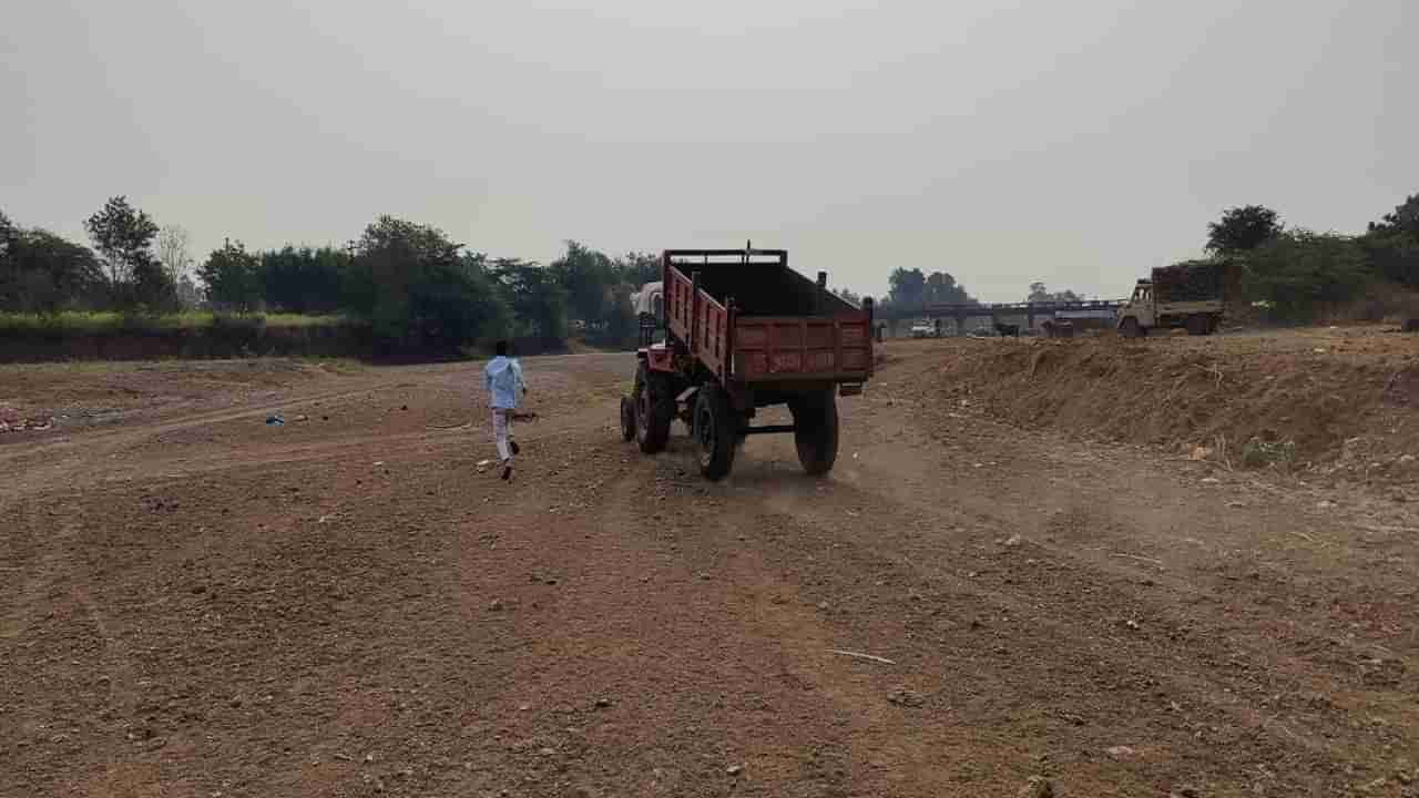 Nandurbar | काळजाचा ठोका चुकवणारे थरारनाट्य; मंडळ अधिकारी, तलाठ्याच्या अंगावर ट्रॅक्टर घालण्याचा प्रयत्न