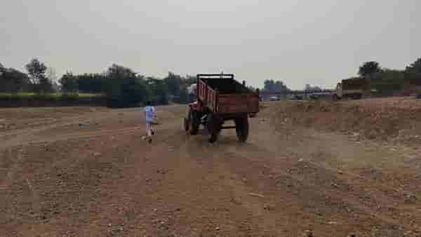 Nandurbar | काळजाचा ठोका चुकवणारे थरारनाट्य; मंडळ अधिकारी, तलाठ्याच्या अंगावर ट्रॅक्टर घालण्याचा प्रयत्न