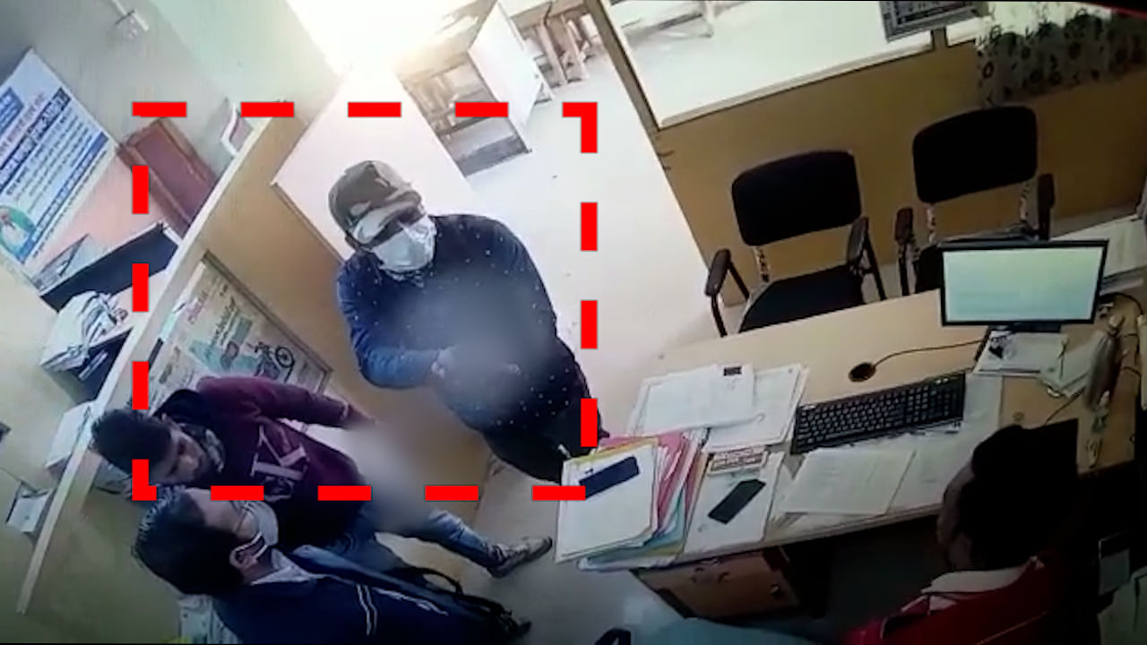 CCTV Video | दोघे आले, एकानं बंदूक ताणली, हवेत गोळीबार करत बँक लुटून पसार! कुठं घडला थरार?