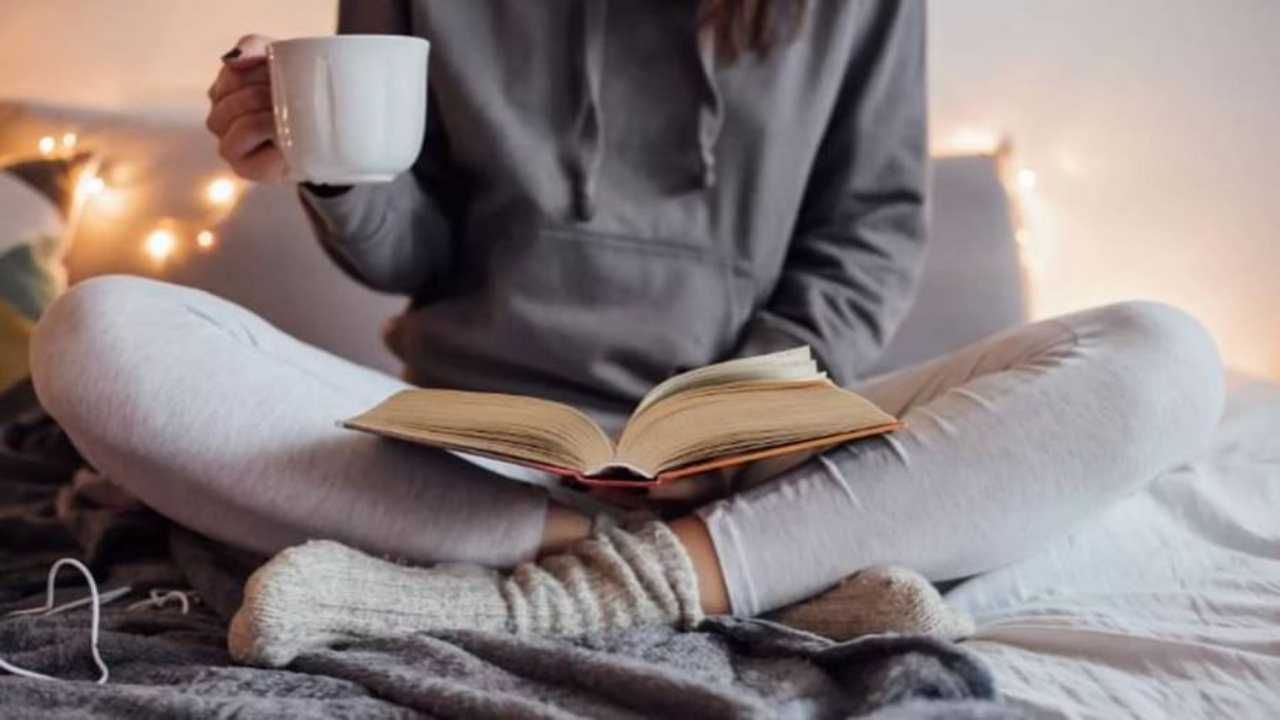 पुस्तक वाचा:  अनेक लोकांना पुस्तक वाचायला आवडते, दिवसभराच्या ताण तणावातून मनाला शांत करण्यासाठी अनेकजण पुस्तक वाचतात. तुम्ही चहा किंवा कॉफी पिता-पिता देखील पुस्तके वाचू शकता. यामुळे तुम्हाला आनंद तर मिळेलच सोबत तुमचा मुड आनंदी राहण्यासाठी मदत होईल. 