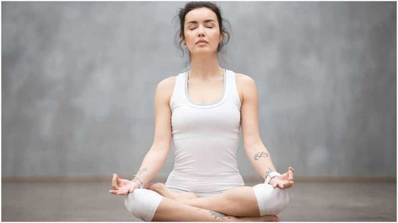 योगासने करा : योगाला निरोगी आयुष्याची गुरुकिल्ली मानले जाते. तुम्ही जेव्हा घरी असता, तेव्हा दररोज नित्यनियमाने न चुकता रोज सकाळी योगासने करा. योगासनामुळे तुम्ही दिवसभर फ्रेश राहाल. 