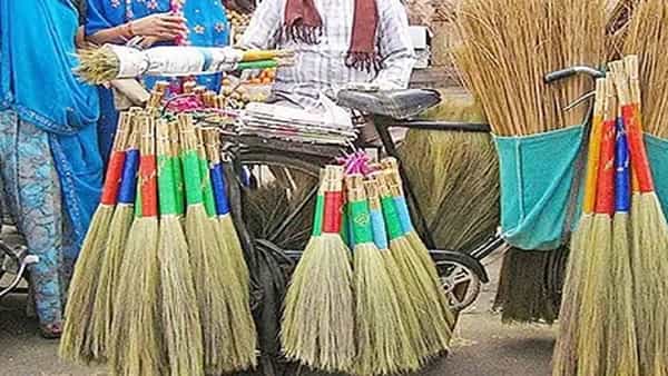 बऱ्याच लोकांना टेरेसवर झाडू ठेवण्याची सवय असते. मात्र, ही तुमची सवय अत्यंत चुकीची आहे. कारण झाडू हे लक्ष्मीचे प्रतिक आहे. त्यामुळे कधीही झाडू टेरेसवर ठेवू नका.