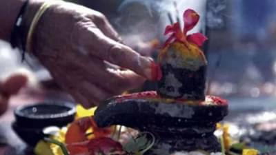 Shani Pradosh Vrat Katha : प्रदोष काळात पूजेच्या वेळी ही व्रत कथा वाचा, जाणून घ्या याबद्दल!