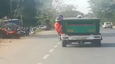 Dangerous lift | असंगाशी संग, प्राणाशी गाठ; पालिका कर्मचाऱ्यांची आजीला सांगलीत जीवघेणी लिफ्ट