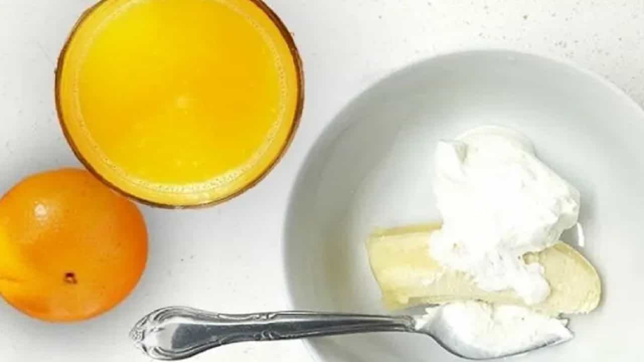 काळ्या वर्तुळांपासून मुक्त होण्यासाठी तुम्ही हळद आणि दह्याचे मास्क बनवू शकता. हा मास्क तयार करण्यासाठी चिमूटभर हळद पुरेशा प्रमाणात दह्यामध्ये मिसळून घट्ट पेस्ट बनवा. ही पेस्ट आपल्या डोळ्यांजवळ लावा. त्यानंतर कोमट पाण्याने डोळे धुवा.