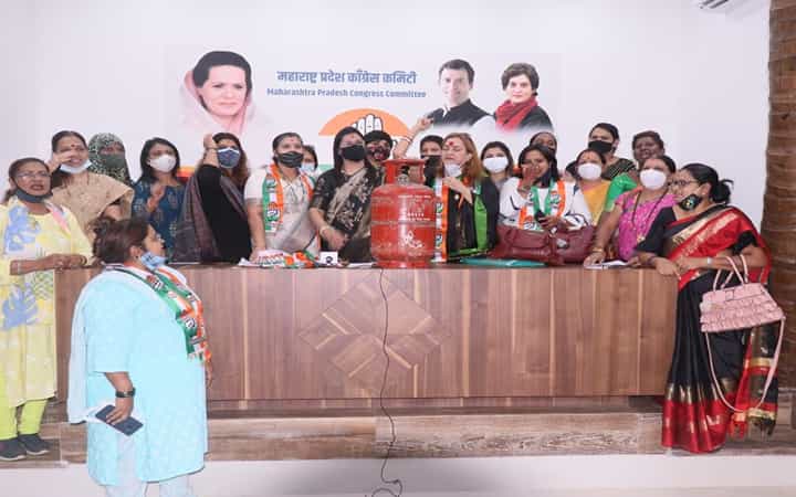वाढत्या महागाईविरोधात काँग्रेस आक्रमक, रविवारी केंद्र सरकारविरोधात राज्यभरात आंदोलन, मोदींना पाठवणार सिलिंडर वाढत्या महागाईविरोधात काँग्रेस आक्रमक, रविवारी केंद्र सरकारविरोधात राज्यभरात आंदोलन, मोदींना पाठवणार सिलिंडर