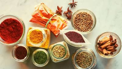 तुमच्या स्वयंपाकघरातच उपलब्ध आहेत अनेक आजारांवरील उपचार; जाणून घ्या या पाच नैसर्गिक पेन किलर्स बद्दल