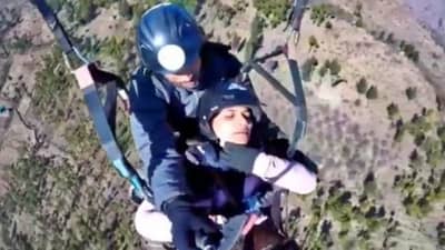 VIDEO : पॅराग्लायडिंग करताना मुलीला फुटला घाम, इन्स्ट्रक्टरला म्हणाली - मला खाली पाहू देऊ नकोस