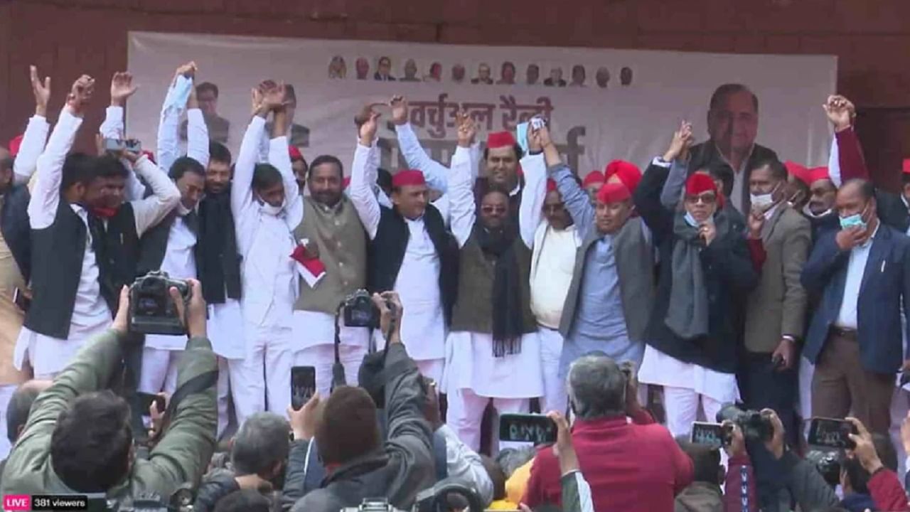 UP Election: तिकीट न मिळाल्यामुळे, या पक्षाच्या उमेवाराने अंगावर पेट्रोल ओतुन पेटवून घेतले; प्रियंका गांधींच्या सहका-याने पैसे घेतल्याचा आरोप UP Election: तिकीट न मिळाल्यामुळे, या पक्षाच्या उमेवाराने अंगावर पेट्रोल ओतुन पेटवून घेतले; प्रियंका गांधींच्या सहका-याने पैसे घेतल्याचा आरोप