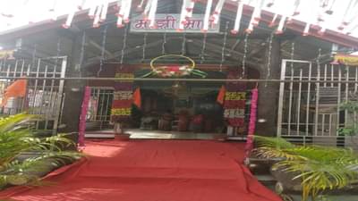 आठवणी जपण्यासाठी आईच्या मृत्यूनंतर मुलानं बांधलं आईचं मंदिर