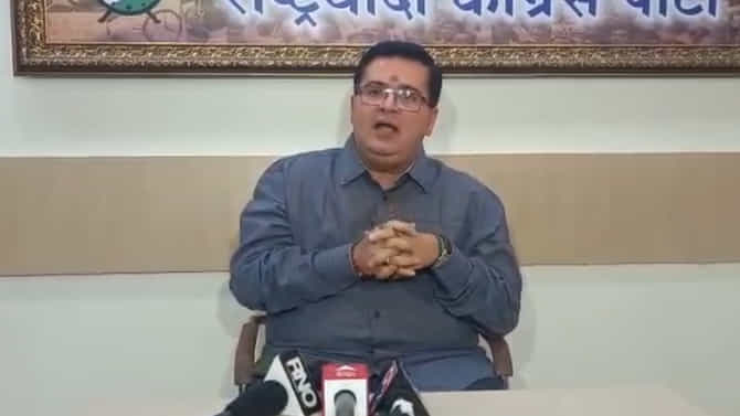 VIDEO: बापाची चप्पल मुलाच्या पायात आल्याने अक्कल येत नाही, आनंद परांजपेंचा पलटवार