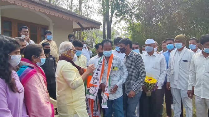 सटाण्यात भाजपला खिंडार, अनेक पदाधिकाऱ्यांचा भुजबळांच्या उपस्थितीत राष्ट्रवादीत प्रवेश