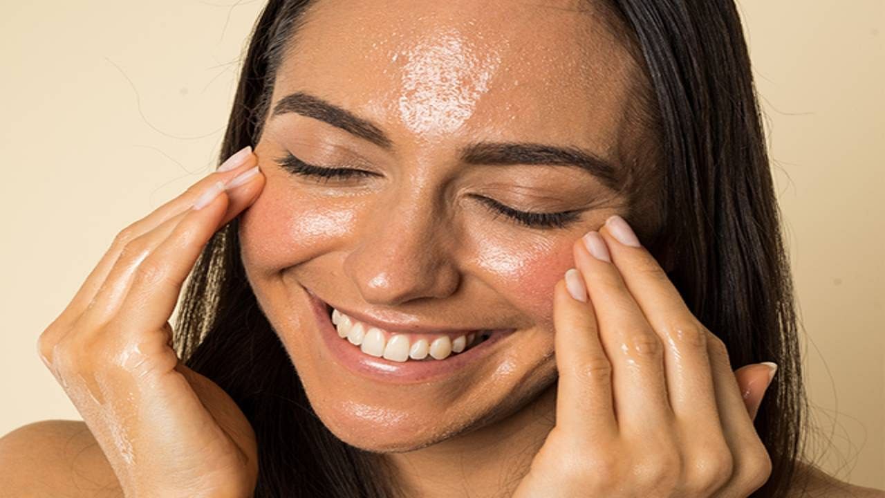 तेलकट त्वचा : या त्वचेच्या लोकांनी चेहऱ्यावर दुग्धजन्य पदार्थ लावू नयेत कारण त्यामध्ये असलेल्या फॅटी ऍसिडमुळे त्वचेवर तेलाचे उत्पादन वाढते. अशा स्थितीत त्वचेवर अतिरिक्त तेल येत राहते. इतकेच नाही तर तेलकट बॅक्टेरिया त्वचेवर चिकटून राहतात, त्यामुळे तेलकट त्वचा असणाऱ्यांनी दूध वापरू नये.