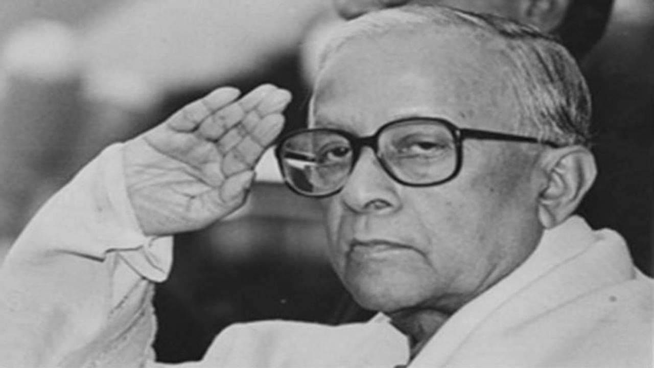 Jyoti Basu : 23 वर्षे पश्चिम बंगालचे मुख्यमंत्री राहिलेले ज्योति बसु; जाणून घ्या 'बसु दा' यांच्या जीवनातील एक खास बाब Jyoti Basu : 23 वर्षे पश्चिम बंगालचे मुख्यमंत्री राहिलेले ज्योति बसु; जाणून घ्या 'बसु दा' यांच्या जीवनातील एक खास बाब
