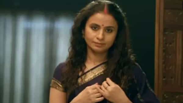 मिर्झापूर (Mirzapur) या प्रसिध्द वेब सिरिजमध्ये रसिका दुगलने (Rasika Dugal) बीनाची भूमिका साकारली होती. पत्नीच्या भूमिकेतून रसिकाने बदला घेणाऱ्याची भूमिका साकारली होती.