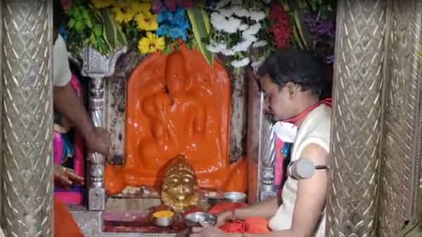 लाखो भाविकांचे श्रध्दा स्थान असणारया सातारा जिल्हयातील मांढरदेवी यात्रेला सुरुवात झाली आहे. शाकंभरी पौर्णिमे दिवशी आज या यात्रेचा मुख्य दिवस आहे मात्र कोरोनाच्या पार्श्वभुमीवर जिल्हा प्रशासनाने यावेळची यात्रा रद्द केली असुन देवीची रितीरिवाजा प्रमाणे पुजा केली जात आहे.