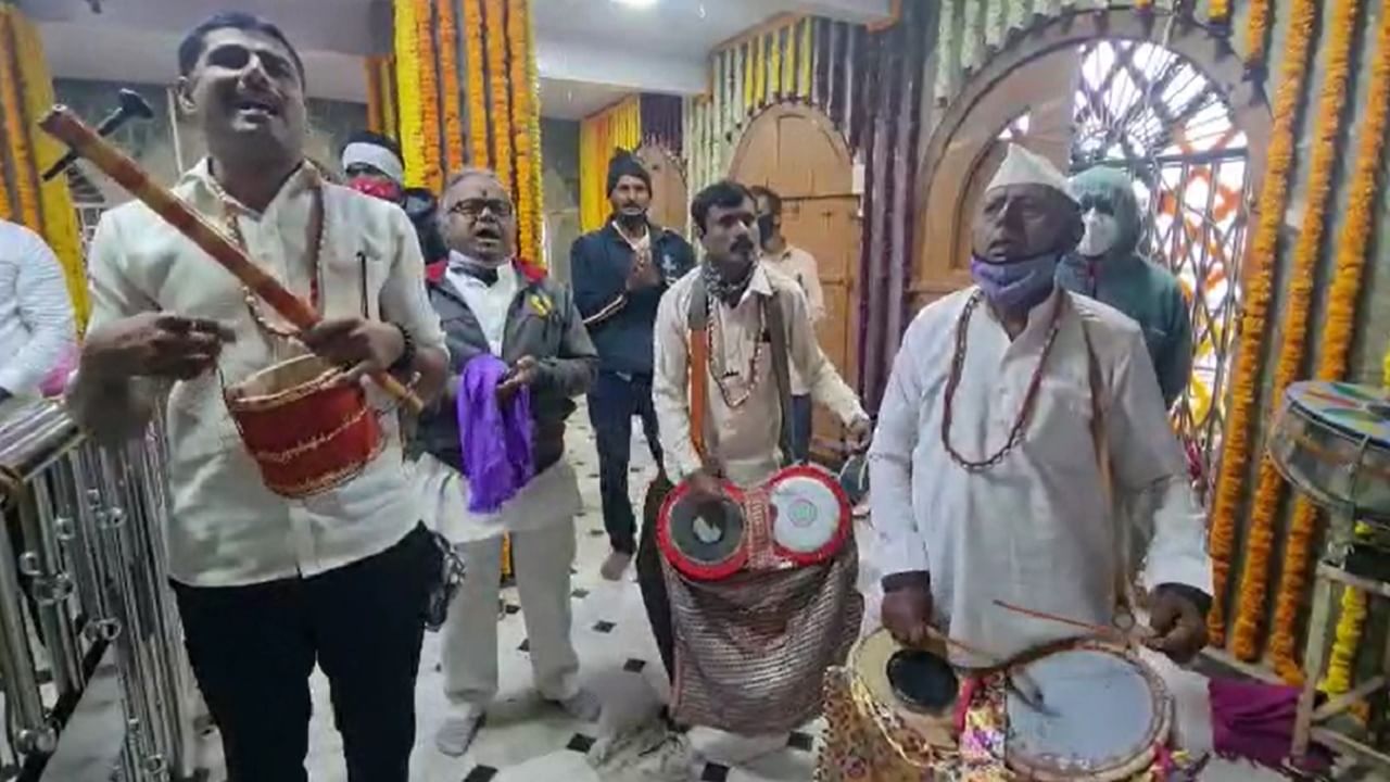 मांढरदेवीच्या डोंगरावरील काळुबाईच्या मंदिरापेक्षा महादेवाचे हेमाडपंती मंदिर आधिक प्राचीन असावे. ते हेमाडपंती शैलीतील असल्याने मध्ययुगातील उत्तरार्धात देवगिरीच्या यादव सम्राट सिंघण याच्या काराकिर्दीत इ. स. १२१० ते १२४७ च्या दरम्यान ते बांधले असावे.  संदर्भ : टेम्पल पुरोहित संकेतस्थळ, श्री. मांढरदेवी देवस्थान  संकेतस्थळ 