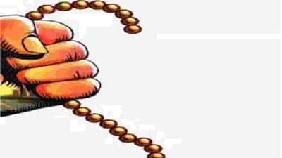 ये बात है.. मंगळसूत्र हिसकावण्यासाठी चोराने गालात चापट मारली, पण त्याला काय माहित आपण कोणत्या महिलेशी पंगा घेतलाय..