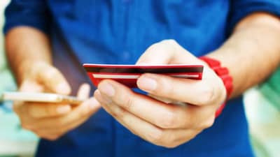 Credit Card : क्रेडिट कार्डचा वापर करताना या चुका टाळा, अन्यथा फटका ठरलेला