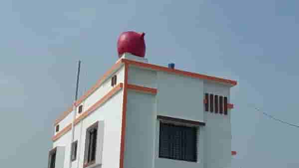 शेतकऱ्यांचा नाद खुळा : कांद्याने झाली भरभराट, घरावर 150 किलोचा स्टॅच्यू उभारुन केली उतराई