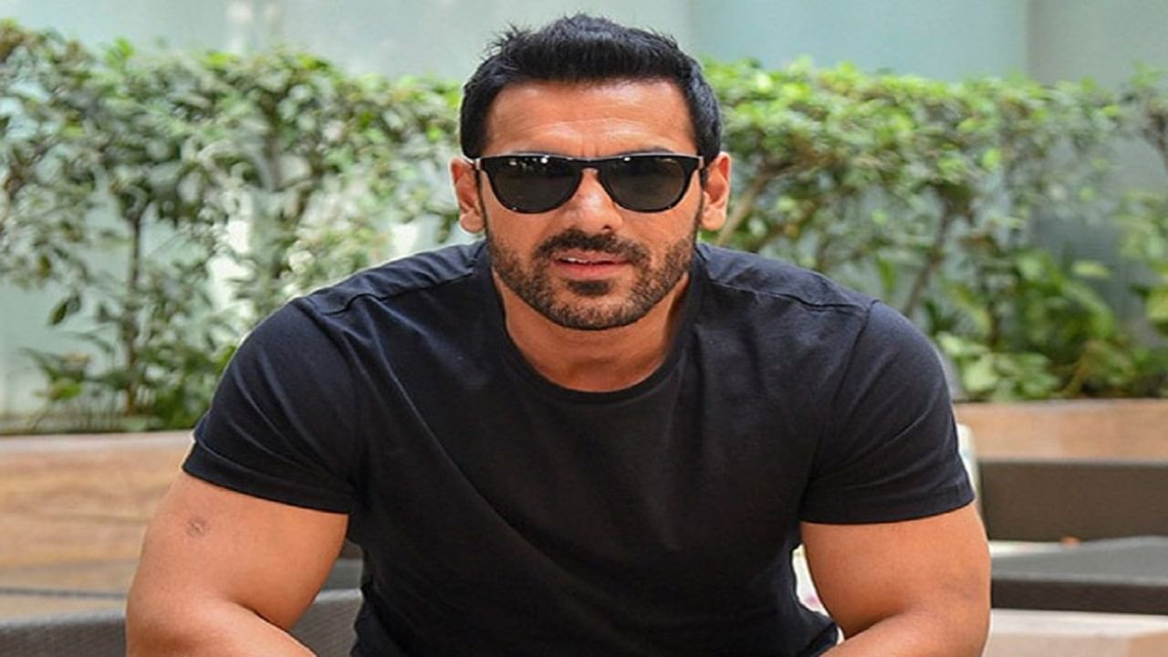 John Abraham Fees : जॉनने या चित्रपटासाठी घेतले इतके कोटी रूपये, अवघ्या बॉलिवूडमध्ये चर्चा