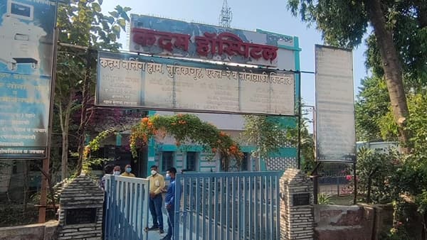 Wardha : आरोग्य विभागाच्या अतिरिक्त संचालकांकडून आर्वीच्या उपजिल्हा रुग्णालयासह कदम हॉस्पिटलमध्ये पाहणी