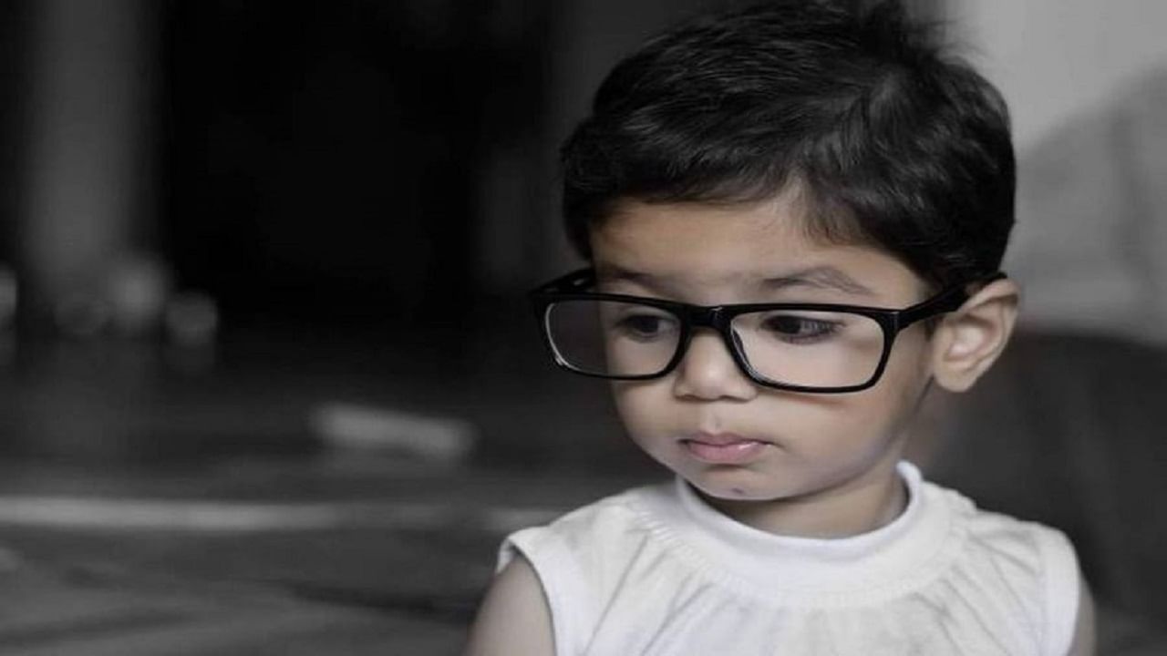 ही चार लक्षणे जी सांगतील मुलांना चष्मा लागण्याची चिन्हे